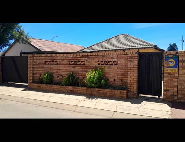 3 BEDROOM HOUSE FOR SALE IN PROTEA GLEN